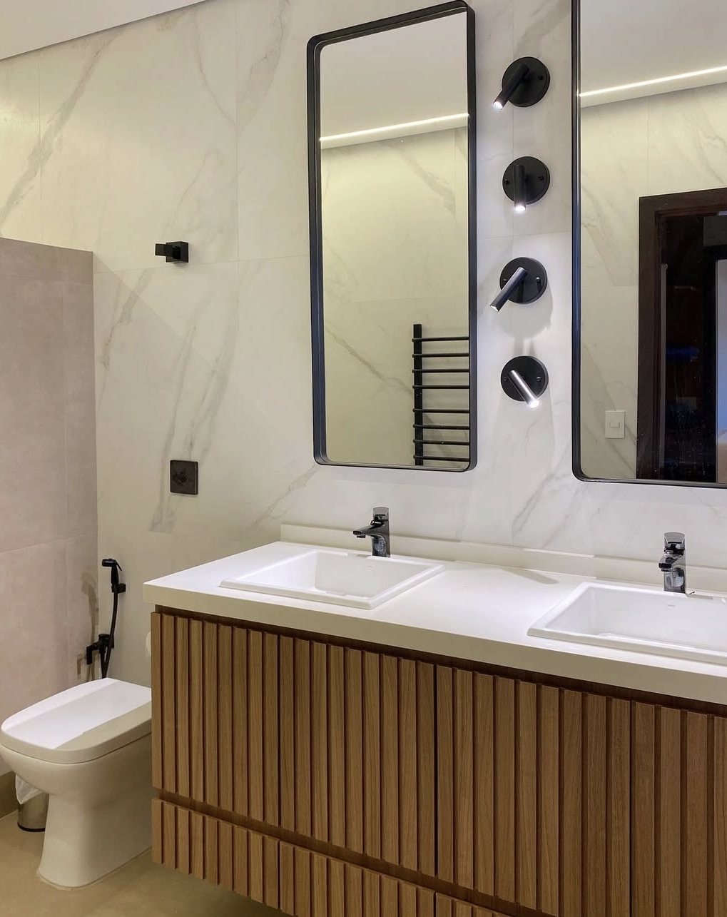 Banheiro duplo com mármore branco