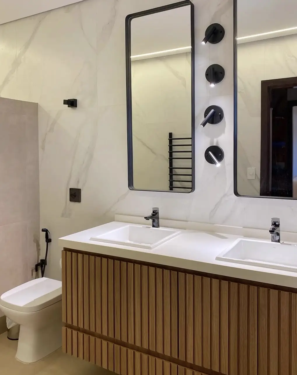 Banheiro duplo com mármore branco